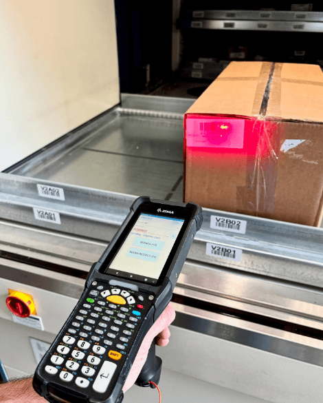 Scanner industriale in uso per la tracciabilità dei componenti